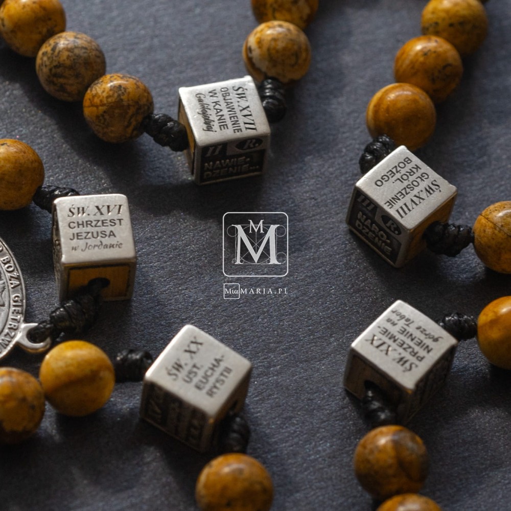 Grawer na czworobokach z tajemnicami