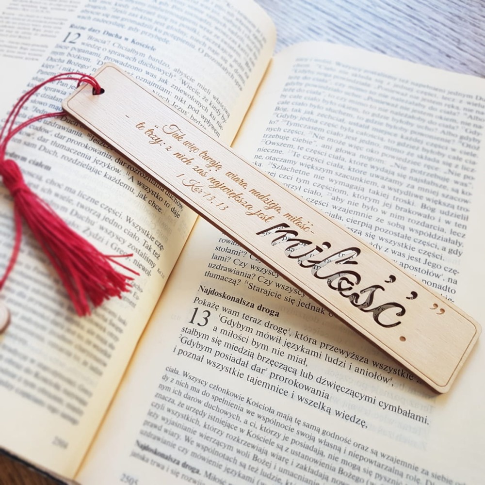 Drewniana zakładka z cytatem „Miłość”