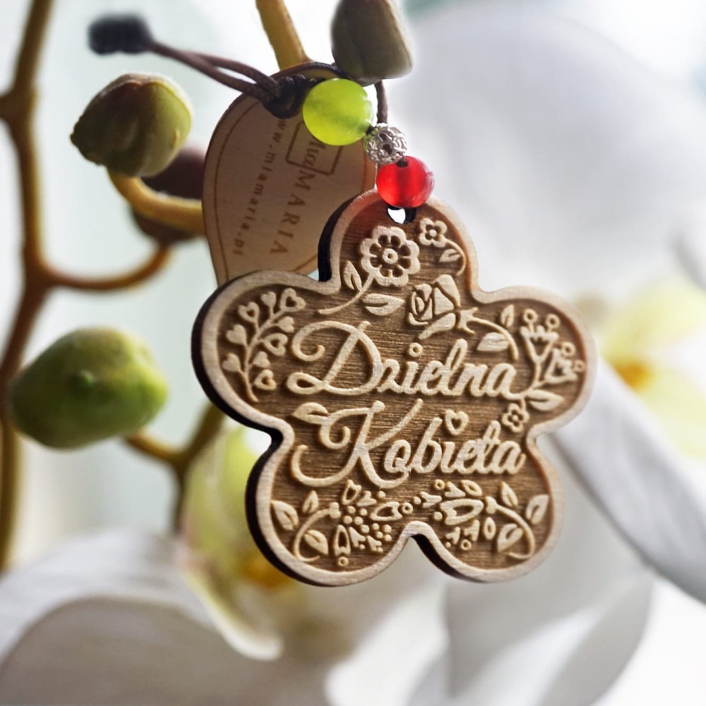Drewniany Breloczek „Dzielna Kobieta”
