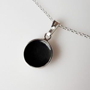 Grawer z tyłu perłowej zawieszki