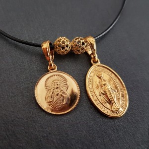 Naszyjnik z dwoma medalikami